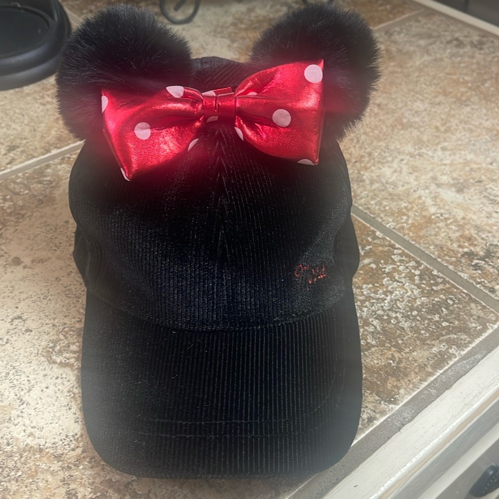 Disney Minnieblack cap. Size M/L. Great condition!